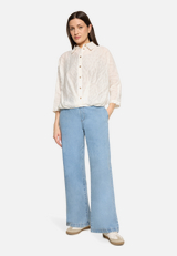 Oversize-Bluse mit Kragen / Modellfoto Vorderseite (Outfit)
