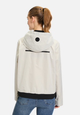 Sommerjacke mit Kapuze / Modellfoto Rückseite