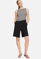 Bermuda-Shorts  mit Gürtel  / Modellfoto Vorderseite (Outfit)