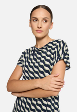 Printshirt mit Wasserfallausschnitt / Detailbild