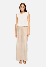 Culotte mit Glanzeffekt / Modellfoto Vorderseite (Outfit)