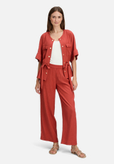 Schlupfhose mit Struktur / Modellfoto Vorderseite (Outfit)