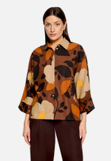 Oversize-Bluse mit Muster / Modellfoto Vorderseite