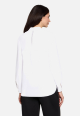Hemdbluse mit Kragen / Modellfoto Rückseite