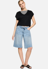 Basic-T-Shirt  mit V-Ausschnitt / Modellfoto Vorderseite (Outfit)