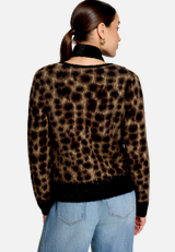 Flauschige Leo-Strickjacke mit Schal  / Modellfoto Rückseite