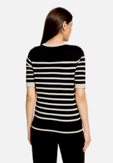 Kurzarmpullover  mit Streifen / Modellfoto Rückseite