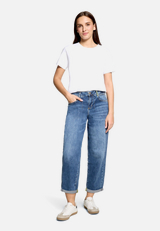 Used Look-Jeans mit Waschung / Modellfoto Vorderseite (Outfit)