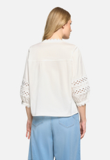 Casual-Bluse mit Spitzeneinsatz / Modellfoto Rückseite