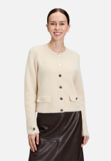 Casual-Strickjacke mit Knopfleiste / Modellfoto Vorderseite