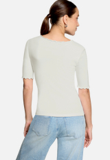 T-Shirt mit gerafftem Ausschnitt / Modellfoto Rückseite