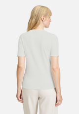 Basic Shirt mit Aufdruck / Modellfoto Rückseite
