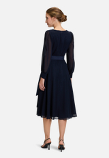 Cocktailkleid mit Gürtel / Modellfoto Rückseite