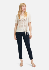 Basic Shirt mit Schleifenknoten / Modellfoto Vorderseite (Outfit)