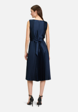 Chiffonkleid mit Plissee / Modellfoto Rückseite