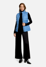 Steppweste mit Stehkragen / Modellfoto Vorderseite (Outfit)