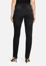 Boyfriend-Hose mit Nieten / Modellfoto Rückseite