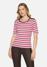 Basic Shirt mit Rippenstruktur / Modellfoto Vorderseite