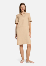 Leinenkleid mit Knopfleiste / Modellfoto Vorderseite (Outfit)