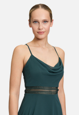 Cocktailkleid mit Wasserfallausschnitt / Detailbild