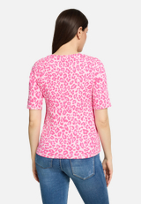 Basic Shirt mit Rippenstruktur / Modellfoto Rückseite
