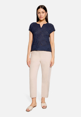 Casual-Shirt mit V-Ausschnitt / Modellfoto Vorderseite (Outfit)