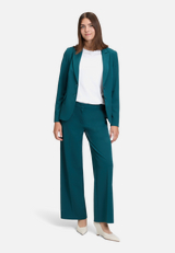 Klassischer Blazer mit Taschen / Modellfoto Vorderseite (Outfit)