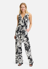 Jumpsuit mit Bindegürtel / Modellfoto Vorderseite