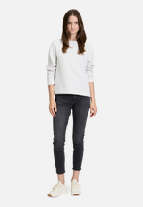 Sweatshirt mit U-Boot-Ausschnitt / Modellfoto Vorderseite (Outfit)