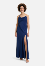 Abendkleid mit Wasserfallausschnitt / Modellfoto Vorderseite
