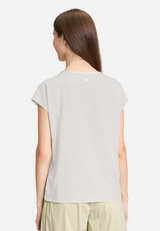 Rundhals-Shirt mit Placement / Modellfoto Rückseite