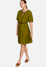 Minikleid  mit Flechtgürtel / Modellfoto Vorderseite