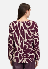 Schlupfbluse mit Print / Modellfoto Rückseite