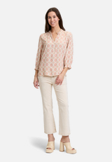 Casual-Bluse mit Raffung / Modellfoto Vorderseite (Outfit)