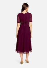 Cocktailkleid im Glitzer-Look / Modellfoto Rückseite