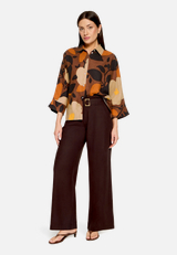 Oversize-Bluse mit Muster / Modellfoto Vorderseite (Outfit)