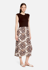 Casual-Kleid mit Eingrifftaschen / Modellfoto Vorderseite (Outfit)