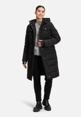 Steppmantel mit Kapuze / Modellfoto Vorderseite (Outfit)