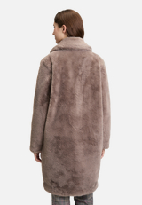 Kunstfell-Jacke mit Reverskragen / Modellfoto Rückseite
