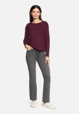 Feinstrickpullover mit Seitenschlitzen / Modellfoto Vorderseite (Outfit)