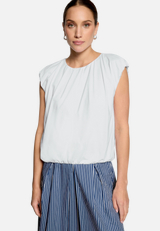 Cropped-Shirt  mit Rundhalsausschnitt  / Modellfoto Vorderseite