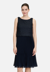 Cocktailkleid mit Plissee / Modellfoto Vorderseite