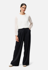 Blusenshirt mit transparenten Ärmeln / Modellfoto Vorderseite (Outfit)