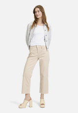 Basic-Hose mit offenem Saum / Modellfoto Vorderseite (Outfit)