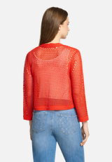 Grobstrickjacke mit Lochmuster / Modellfoto Rückseite