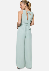 Jumpsuit mit Gürtel und weitem Bein / Modellfoto Rückseite