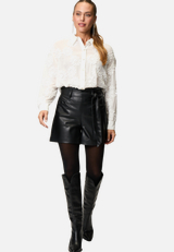 Hemdbluse mit Stickerei / Modellfoto Vorderseite (Outfit)