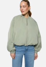 Bomberjacke  mit Reißverschluss  / Modellfoto Vorderseite