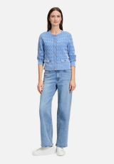 High Waisted-Jeans mit weitem Bein / Modellfoto Vorderseite (Outfit)