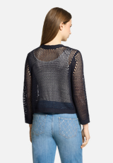 Grobstrickjacke mit Lochmuster / Modellfoto Rückseite